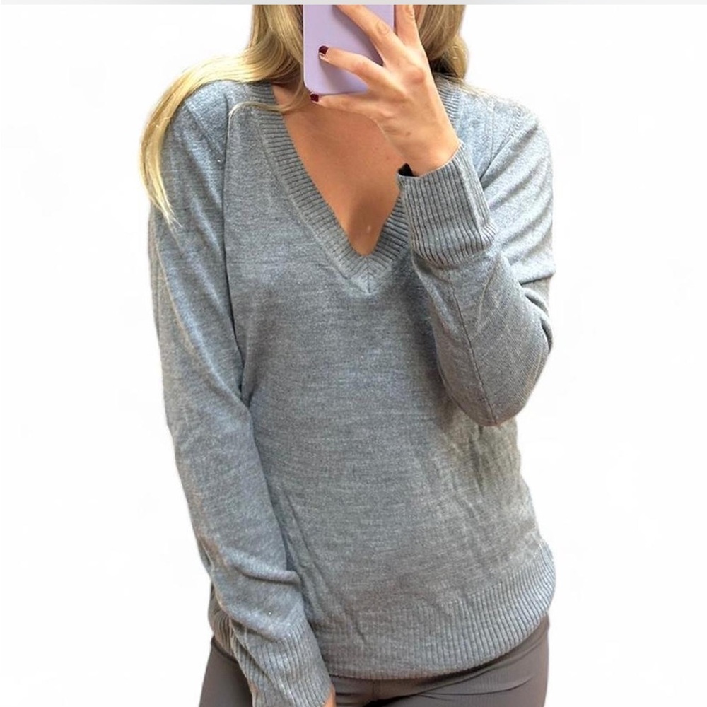 H&M Women's Gray V-Neck Sweater